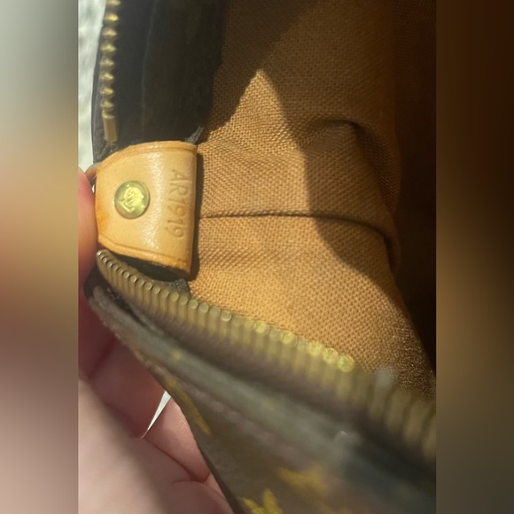 LOUIS VUITTON Mezzo Tote Monogram Shoulder Bag - Picture 12 of 13